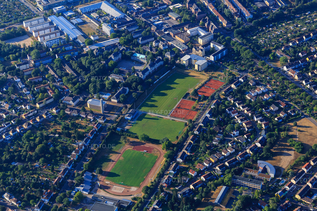 Luftbild: Sportplätze der Sportgemeinschaft Karlsruhe und des FC West Karlsruhe 1932 sowie Tennisplaätze des TC Karlsruhe-West e.V. im Ortsteil Nordweststadt in Karlsruhe im Bundesland Baden-Württemberg in Deutschland. Foto: IMG_083864.jpg vom 26.07.2015 durch Werner Riehm/FLY-FOTO.deSPORTGEMEINSCHAFT-KARLSRUHE.DE