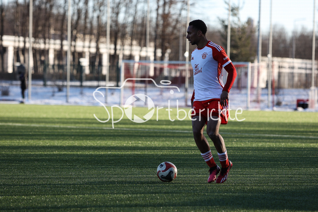 FC Bayern Amateure - SC Austria Lustenau | am Ball Vincent MANUBA (FCB #20) / Freisteller / Einzelfoto