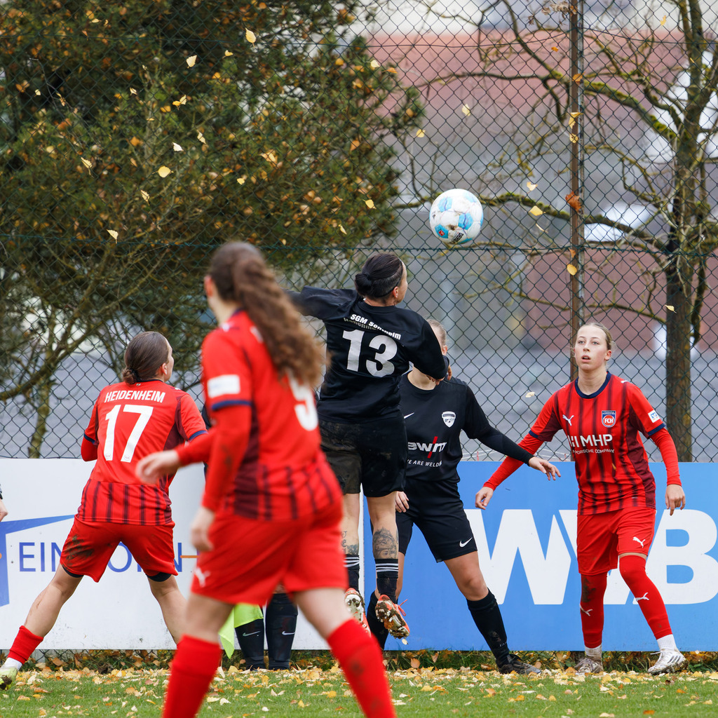 HOHFCH_251109_7492 | 1.FC Heidenheim 1846 II vs. GAST, Fußball, Frauen, Bezirksliga, 2025/2026, X. Spieltag, 03.10.2025 in Heidenheim, Kunstrasen b. Voith-Arena West(Foto: Michael Bulling) - Realisiert mit Pictrs.com