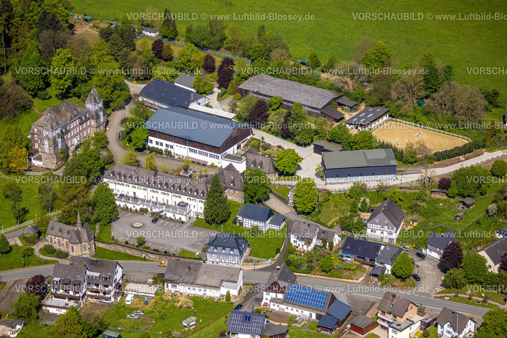 Olsberg240503079 | Luftbild, Schlossanlage, Hotel Schloss Gevelinghausen, Fachwerk, kath. Kirche St. Maria Magdalena, Reiterhof, Gevelinghausen, Olsberg, Sauerland, Nordrhein-Westfalen, Deutschland