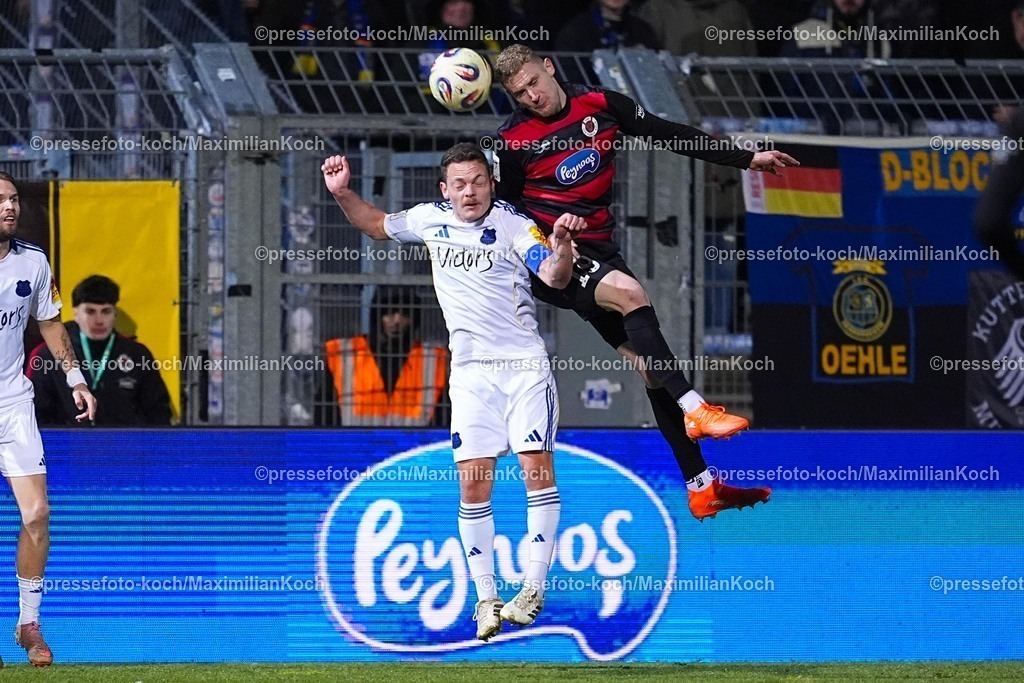 xYDRx23012601026 | 23.01.2026, xydrx, Fußball, 3.Liga, FC Viktoria Köln - 1.FC Saarbrücken, Saison 2025 2026, Sportpark Höhenberg: Patrick Sontheimer (1.FC Saarbrücken #6) im Zweikampf gegen Meiko Sponsel (FC Viktoria Köln #19)    DFB regulations prohibit any use of photographs as image sequences and or quasi-video. Photo: xYannisxDreimannxPressefotoKochx