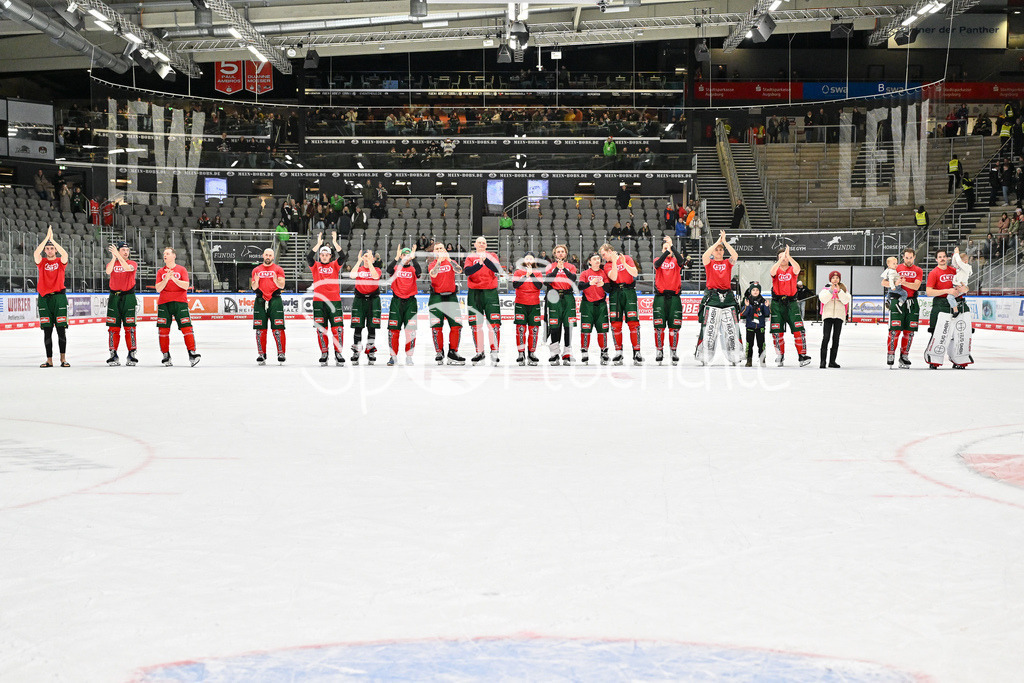 Augsburger Panther - Nürnberg Ice Tigers | Das Team der Augsburger Panther feiert zusammen mit den Fans den Heimsieg gegen Nuernberg / DEL: Augsburger Panther - Nuernberg Ice Tigers, Curt Frenzel Stadion am 06.12.2024