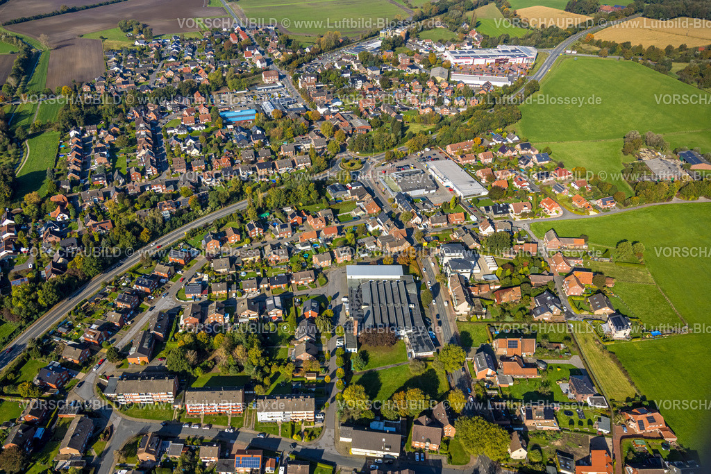 Selm241011590 | Luftbild, Wohngebiet an der Ludgeristraße und Münsterlandstraße B236 mit Kreisverkehr, LUC GmbH Druckerei, Einkaufszentrum mit Lidl Supermarkt und Rewe Gawdi Supermarkt, Selm, Münsterland, Nordrhein-Westfalen, Deutschland