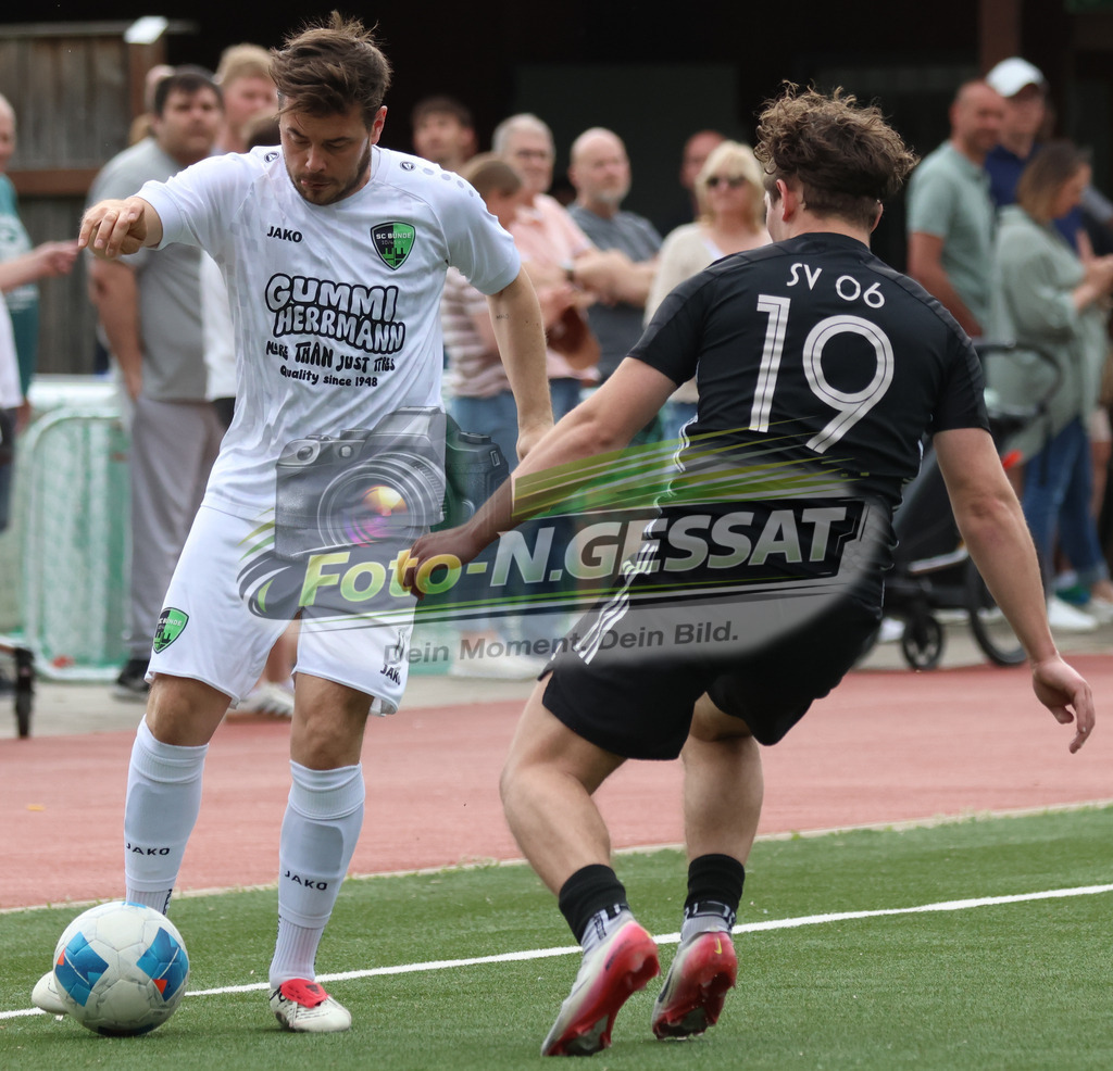 SC Bünde - SV Oetinghausen | Auf dem Bild zu sehen: weiß SC Bünde: Fabio Serrone ; schwarz SV Oetinghausen: Julien HammerSC Bünde, SV Oetinghausen, Saison 25/26, Bezirksliga, Hunnebrock, Deutschland - Realisiert mit Pictrs.com