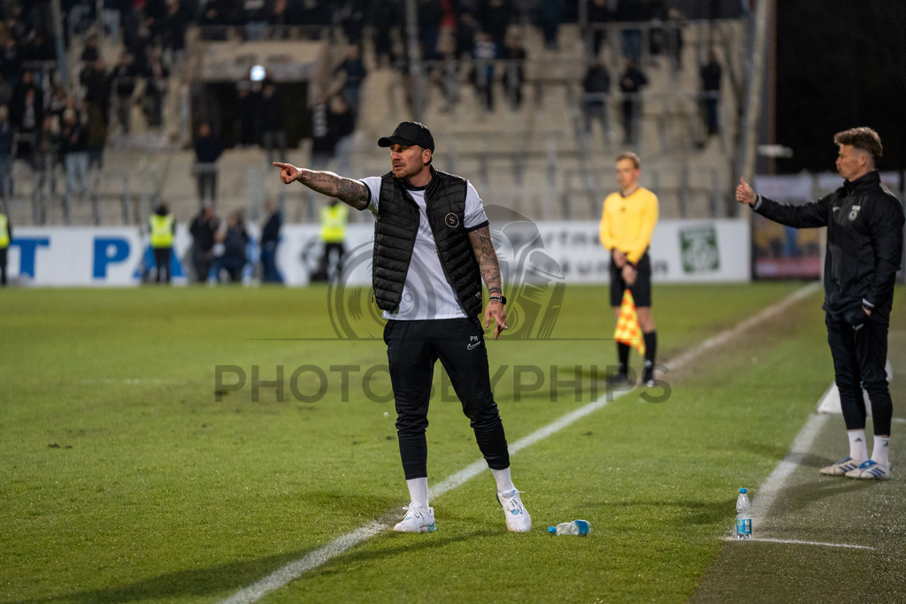 SG Sonnenhof Grossaspach vs. SSV Ulm 1846 Fussball, Fussball, WFV-Pokal, Viertelfinale, 01.04.2026 | Pascal Reinhardt (Trainer SG Sonnenhof Großaspach) feuert seine Truppe an,SG Sonnenhof Grossaspach vs. SSV Ulm 1846 Fussball, Fussball, WFV-Pokal, Viertelfinale, 01.04.2026