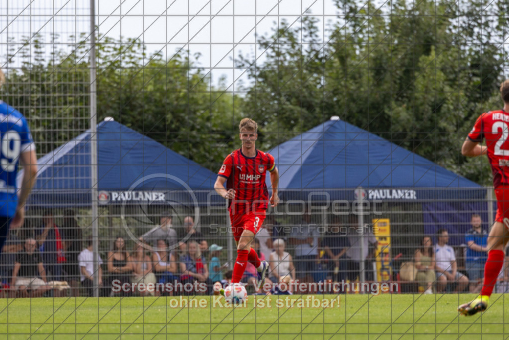 20250706_172449_2171 | #,TSG Salach (blau) vs. 1.FC Heidenheim (rot), Fußball, Freundschaftsspiel - WfV, Saison 2025/2026, Rasensportplatz, Staufenecker Str. 41, 73084 Salach, 06.07.2025 - 15:30 Uhr,Foto: PhotoPeet-Sportfotografie/Peter Harich