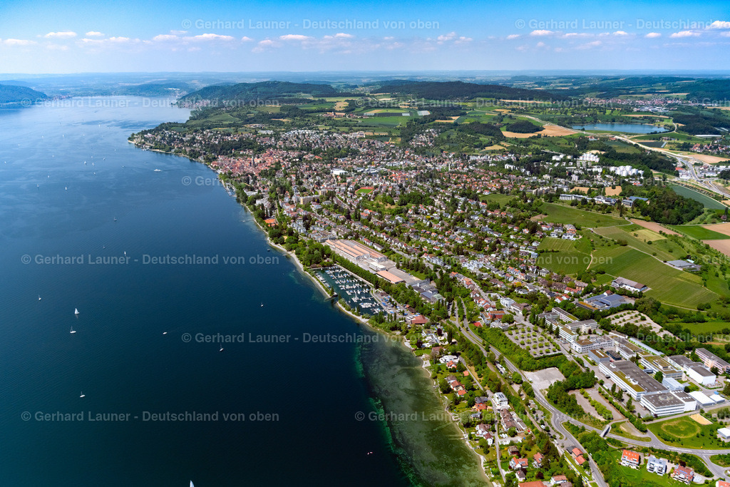 4027619 | Gesamtübersicht ÜBERLINGEN 17.05.2020 Yachthafen mit Sportboot- Anlegestellen und Bootsliegeplätzen am Uferbereich in Überlingen im Bundesland Baden-Württemberg, Deutschland. // Pleasure boat marina with docks and moorings on the shore area in Ueberlingen in the state Baden-Wuerttemberg, Germany. Foto: Gerhard Launer