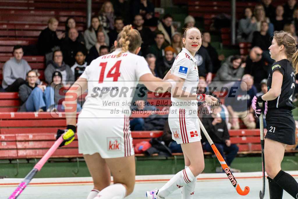 SFE_20250112_0117 | Köln, Deutschland, 12.01.2025:  ßHockey 1. Bundesliga Damen Rot-Weiss Köln - Schwarz-Weiß Köln im KTHC Stadion Rot-Weiss Köln Tennis and Hockey Club am 12.01.2025 in Köln, Deutschland. (Foto von Stephan Fehrmann)Köln, Germany, 12.01.2025: ßHockey 1. Bundesliga Damen Rot-Weiss Köln - Schwarz-Weiß Köln in KTHC Stadion Rot-Weiss Köln Tennis and Hockey Club at 12.01.2025 in Köln, Deutschland. (Foto from Stephan Fehrmann)