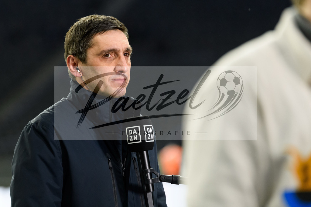 BSCRBL20220220_006 | Fussball, Herren: Trainer Tayfun Korkut (Hertha BSC) schaut bei dem Spiel der 1. Bundesliga zwischen Hertha BSC und RB Leipzig im Olypiastadion am 20.02.2022 in Berlin, Deutschland.DFB / DFL REGULATIONS PROHIBIT ANY USE OF PHOTOGRAPHS AS IMAGE SEQUENCES AND/OR QUASI-VIDEO. - Realisiert mit Pictrs.com