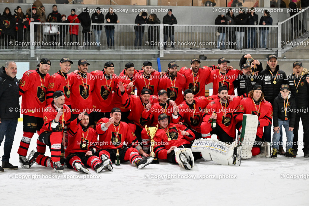 Lendhafen Seelöwen vs. Spartans Althofen | Meisterfoto Spartans Althofen 2024/25, Siegerehrung, Meisterfeier, Lendhafen Seelöwen vs. Spartans Althofen, Lendhafen Seelöwen vs. Spartans Althofen am 14.02.2025 in Ferlach (HTC Eishalle Ferlach), Austria, (Photo by Bernd Stefan)