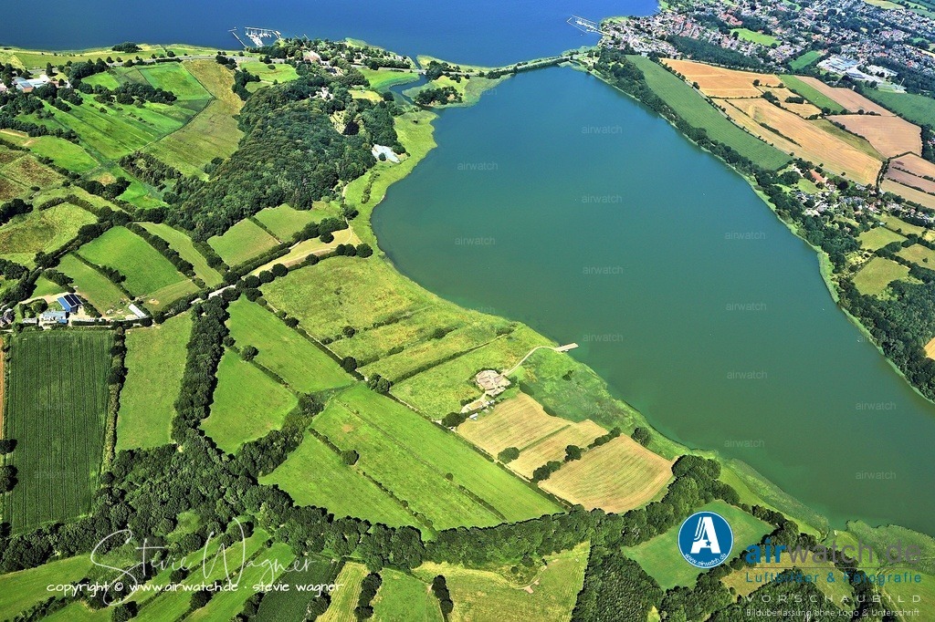 Haithabu - Die Stadt diente als zentraler Umschlagplatz - Luftbild | Die Stadt diente als zentraler Umschlagplatz für den Fernhandel zwischen Skandinavien, Westeuropa und dem Baltikum. Waren aus dem Ostseeraum wurden hier auf Landtransport umgeladen, um über die Schleswiger Landenge zur Nordsee weitergeleitet zu werden. 