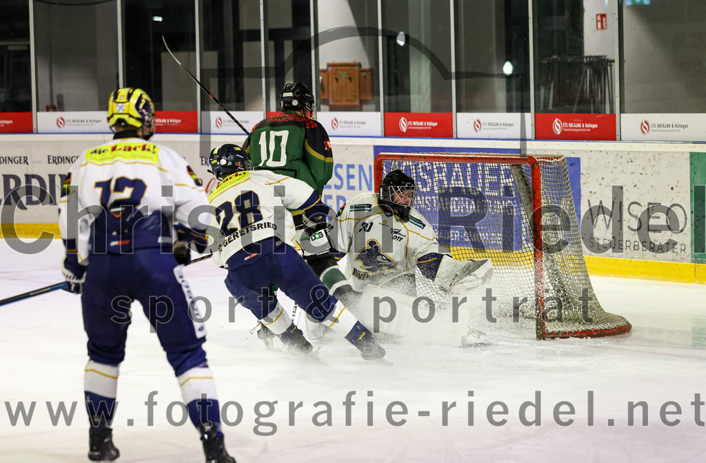 2022-11-26_106_TSV_Erding_gegen_ESC_Geretsried | Erding, Deutschland, 26.11.2022:
Eishockey, Bayernliga U20 2022 / 2023, xx. Spieltag, TSV Erding gegen ESC Geretsried, Endergebnis: 5:3

Martin Sanner (ESC Geretsried, #28), Ryan Finn Henke (Erding Gladiators, #10), Torwart Jan Philipp Marco (ESC Geretsried, #30)

Foto: Christian Riedel / fotografie-riedel.net