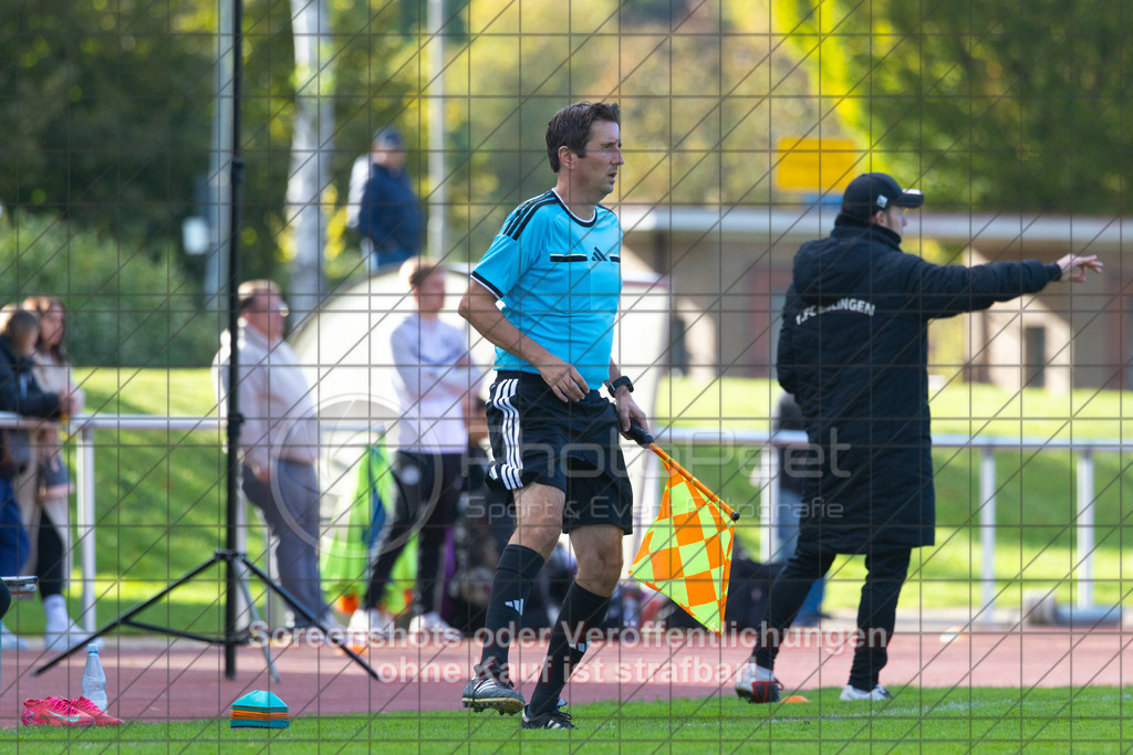 20261010_160415_0811_(c)_by_PhotoPeet | #,1.FC Eislingen (weiß) vs. TSV Bernhausen (lila), Fussball, Landesliga 2 - wfv, 11. Spieltag, Saison 2026/2027, Rasenplatz, Eichbachstation, Haldenstraße, 73054 Eislingen, 10.10.2026 - 15:30 Uhr,Foto: PhotoPeet / Sport- &amp; Eventfotografie / Peter Harich