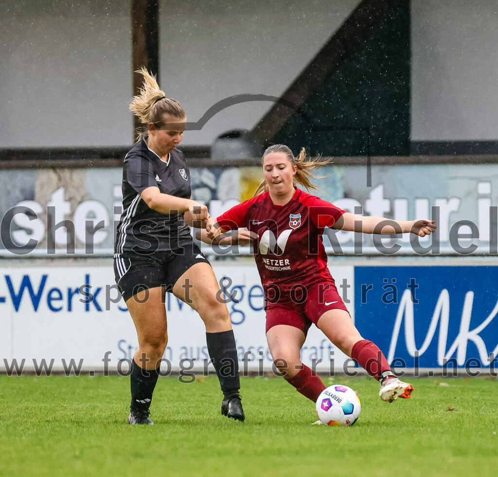 2023-10-14_026_FC_Schwaig_gegen_SV_Schechen | Oberding, Deutschland, 14.10.2023:
Fußball, Bezirksliga 2023 / 2024, 6. Spieltag, FC Schwaig gegen SV Schechen, Endergebnis: 4:3

Lisa Pichler (SV Schechen, #16), Franziska Lommer (FC Schwaig, #3)

Foto: Christian Riedel / fotografie-riedel.net