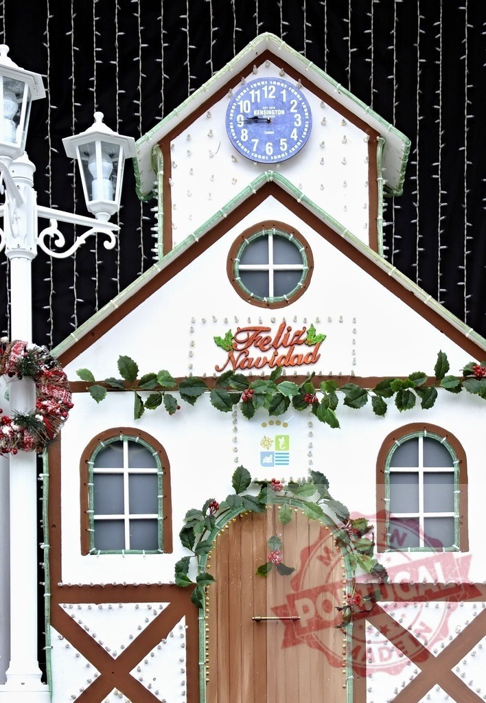 Christmas house with clock and feliz navidad writing celebrating christmas time | Christmas decoration of a house with clock and the writing feliz navidad celebrating christmas time - Realisiert mit Pictrs.com