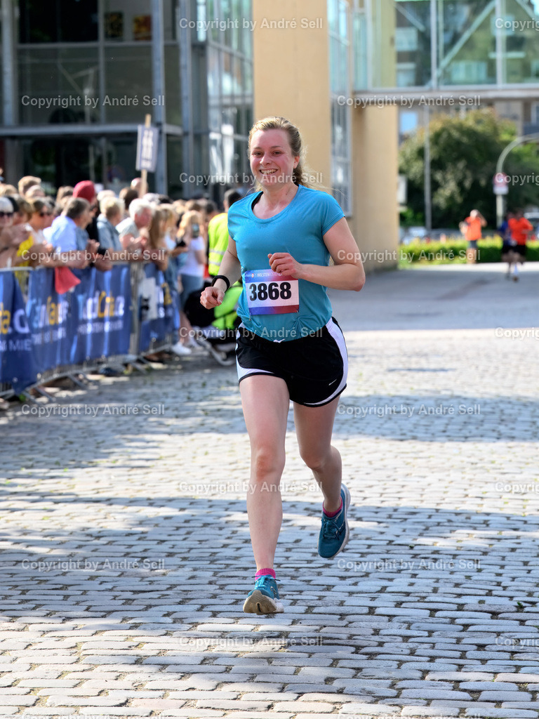 20250613_9342 | Platz 1 weiblich SCHULZ Johanna  / SC Rönnau 74 / 5km Holsten-Galerie-Lauf / Holstenköstenlauf 2025 / Kleinflecken / 24534 Neumünster / 13.06.25 - Realisiert mit Pictrs.com