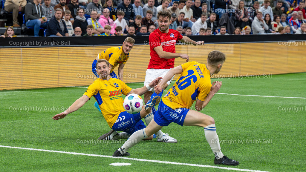 SHFV Lotto Masters 2024 | 20240113_8896, 13.01.2024, SHFV Lotto Masters 2024, Halbfinale 1, SV Todesfelde (gelb) vs. TSB Flensburg (blau), Christian Rave (Todesfelde #13) &amp; Til Weidemann (Todesfelde #7) &amp; Pawal Erfmann (Todesfelde #26) / Timo Carstensen (TSB #27) - Realisiert mit Pictrs.com