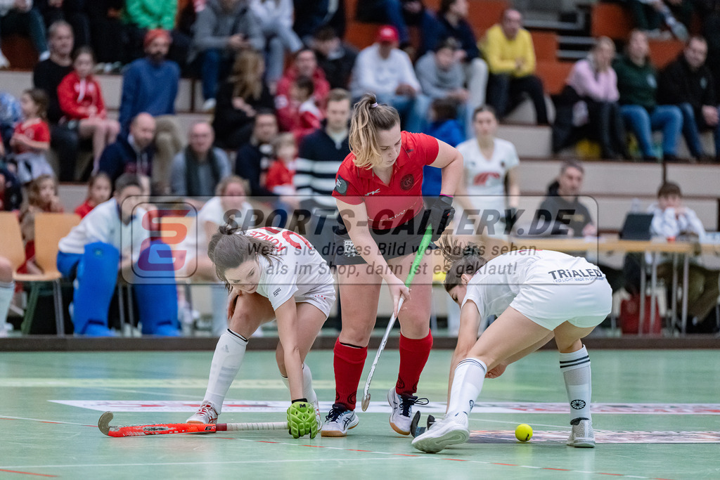 HK_20231216_107306 | 1. Bundesliga Damen Crefelder HTC - Club Raffelberg am 16.12.2023 Sporthalle Glockenspitz, Krefeld , Leonie Kunze ( Crefelder HTC #27 ) , Katharina Wenserski ( Crefelder HTC #3 )