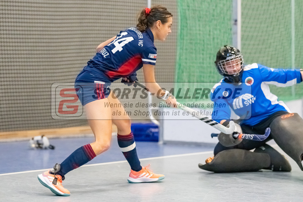 HK_20230107_102197 | 1. Bundesliga ( Halle ) Damen Düsseldorfer HC -  Crefelder HTC am 7.1.2023 Düsseldorfer HC, Düsseldorf , Selin Oruz ( Düsseldorfer HC #14 ) , Gillessen Jana ( Torfrau Crefelder HTC #2 )