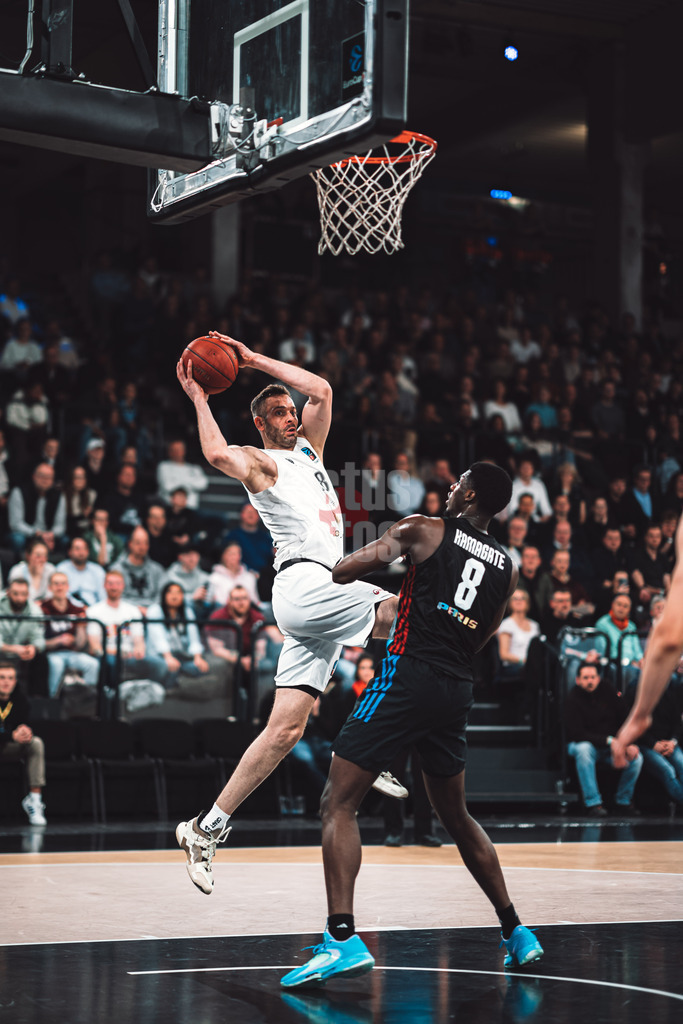 Basketball | Herren | Saison 2022/2023 | EuroCup | Veolia Towers Hamburg vs. Paris Basketball | 08.03.2023 | Jonas 'WOBO' Wohlfarth-Bottermann (#18, Veolia Towers Hamburg) sucht nach einer Anspielstation