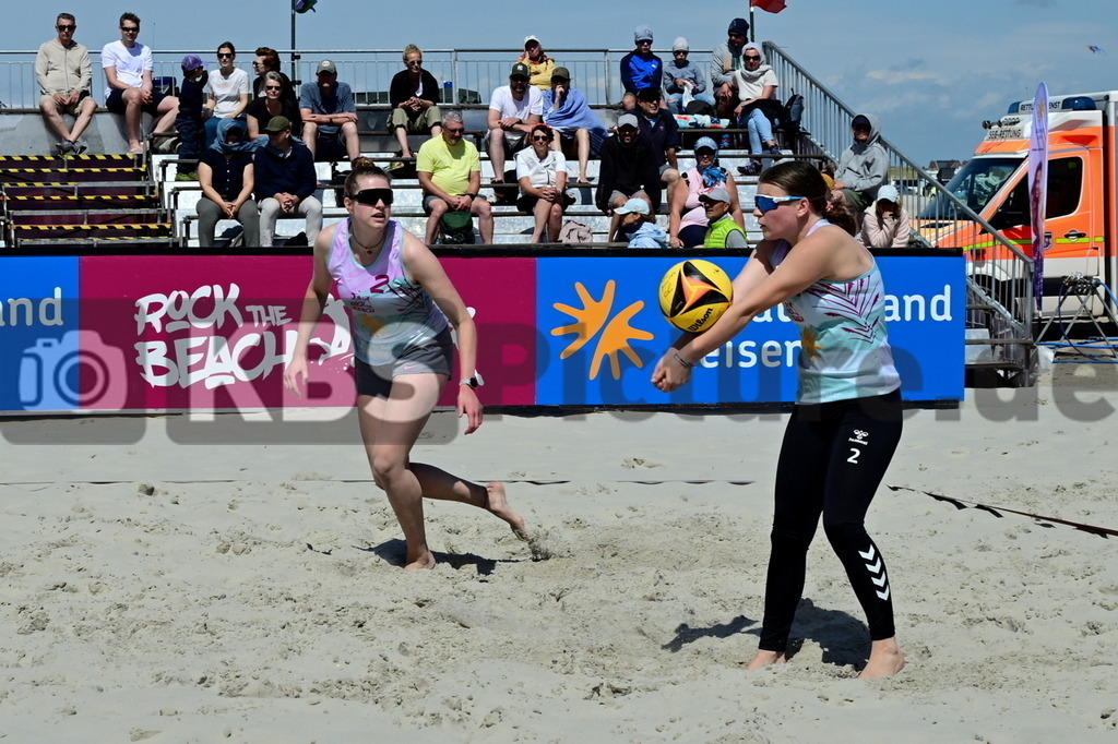 KBS Picture_Rock-The-Beach_Beachvollyball_043 | v.l. Krams Louisa (ETV Hamburg) und Clemann Feli (ETV Hamburg) ,Rock the Beach - die Nationale Beach-Vollyball Serie mit Festival-Charakter auf der Sandbank Strand in Ording vom 04.07. - 06.07.2025 , Qualifikation zur Deutschen Meisterschaft , - Realisiert mit Pictrs.com