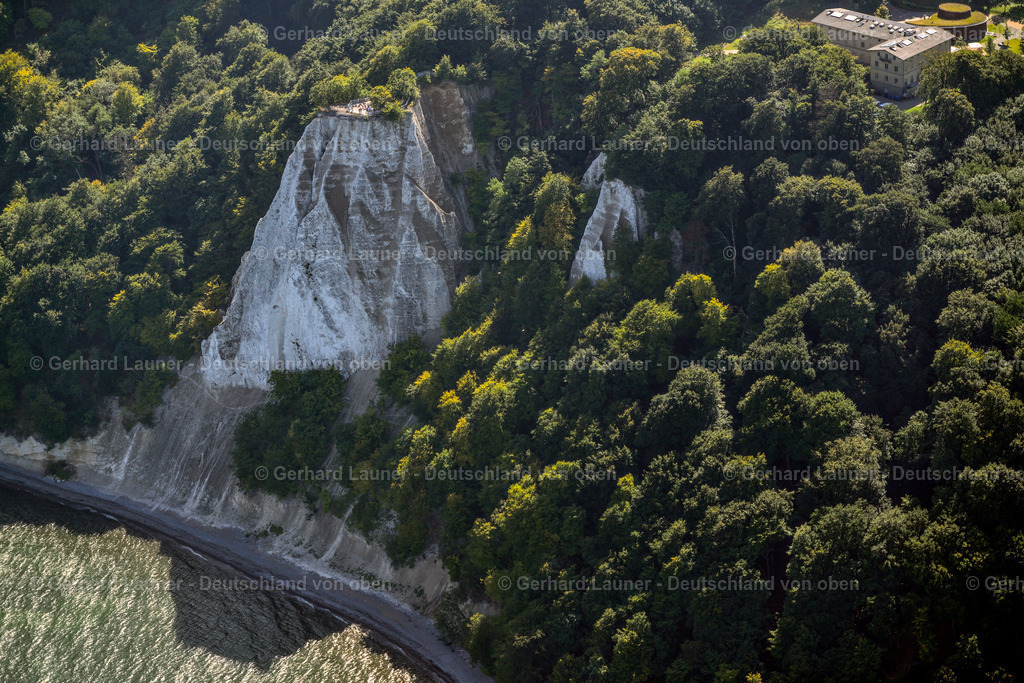 3637911 | LOHME 25.08.2016 Felsen- Küsten- Landschaft an der Steilküste - Kreidefelsen Königstuhl - in Lohme im Bundesland Mecklenburg-Vorpommern, Deutschland. Weiterführende Informationen bei: Nationalpark-Zentrum KÖNIGSSTUHL Sassnitz gemeinnützige GmbH. // Rock Coastline on the cliffs - Kreidefelsen Koenigstuhl - in Lohme in the state Mecklenburg - Western Pomerania, Germany. Further information at: Nationalpark-Zentrum KOeNIGSSTUHL Sassnitz gemeinnuetzige GmbH. Foto: Gerhard Launer