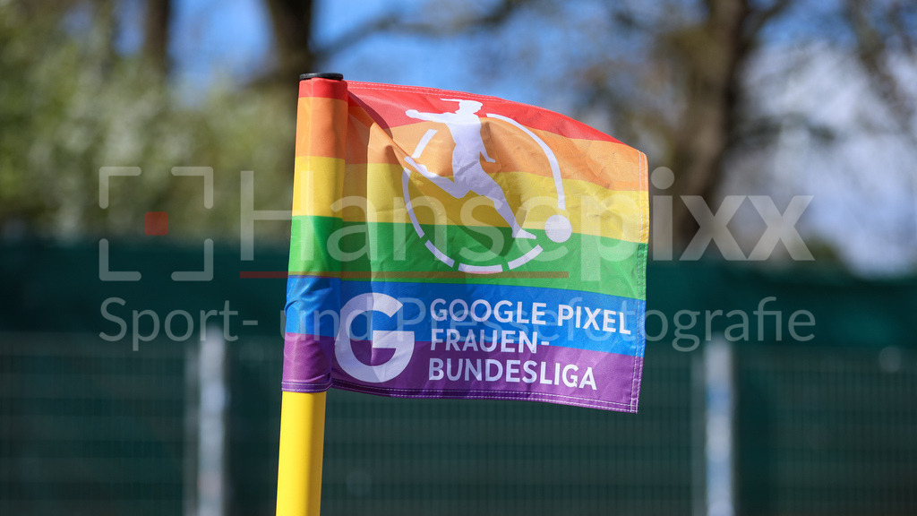 Fussball, Google Pixel Frauen-Bundesliga, SV Werder Bremen - SGS Essen | Eine Eckfahne in Regenbogen-Farben mit dem Logo und der Aufschrift der Google Pixel Frauen-Bundesliga, Regenbogen, Fahne, Regenbogenfahne, Symbolfoto, Symbolbild Fussball, Fußball, Symbol, Fahnentuch, Liga, Ligalogo, Branding, DIE DFB-RICHTLINIEN UNTERSAGEN JEGLICHE NUTZUNG VON FOTOS ALS SEQUENZBILDER UND/ODER VIDEOÄHNLICHE FOTOSTRECKEN. DFB REGULATIONS PROHIBIT ANY USE OF PHOTOGRAPHS AS IMAGE SEQUENCES AND/OR QUASI-VIDEO.