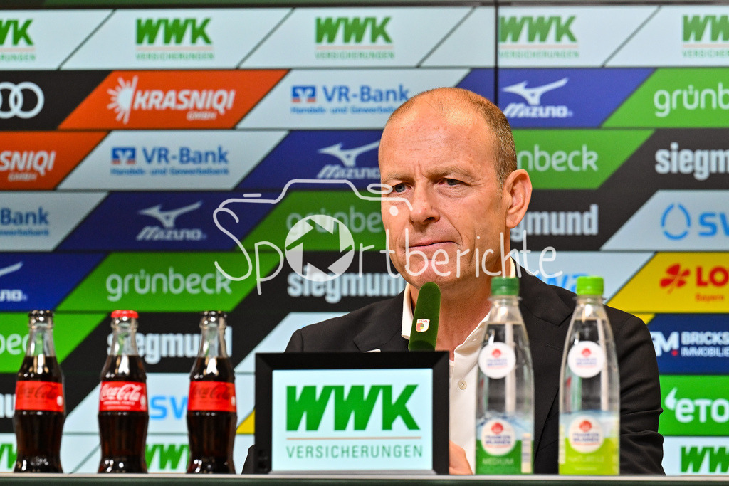 FC Augsburg - SG Eintracht Frankfurt | im Bild Jess THORUP Trainer FC Augsburg  nach der Partie gegen Frankfuurt auf der Pressekonferenz / Einzelfoto / Freisteller / Bundesliga: FC Augsburg - Eintracht Frankfurt, WWK Arena am 20.04.2025