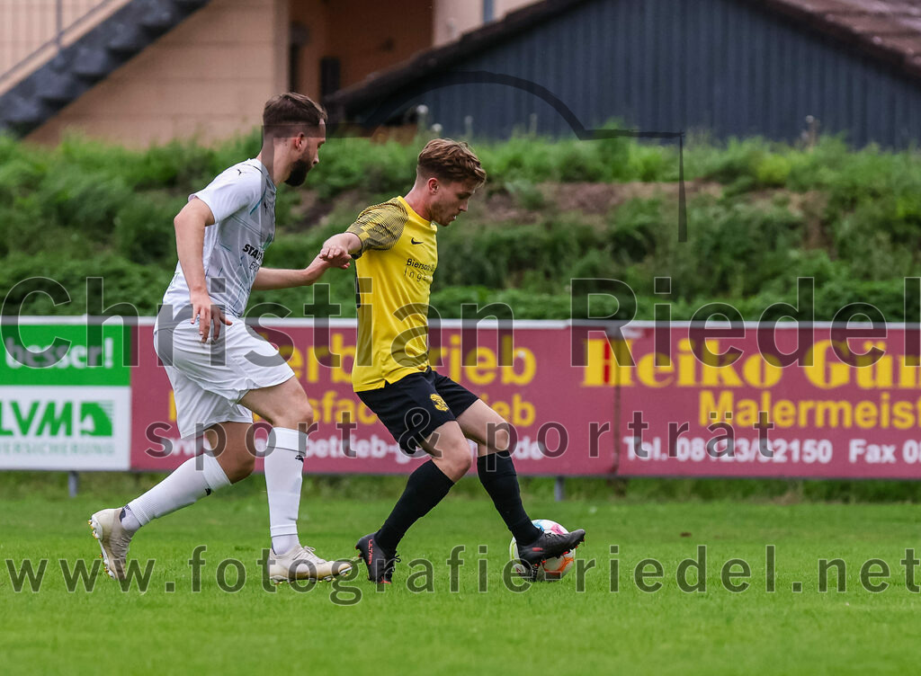 2023-08-09_046_FC_Moosinning_II_gegen_SpVgg_Altenerding | Moosinning, Deutschland, 09.08.2023:
Fußball, Kreisliga 2023 / 2024, 3. Spieltag, FC Moosinning II gegen SpVgg Altenerding, Endergebnis: 1:1

Michael Gartner (SpVgg Altenerding, #18), Sebastian Michalak (FC Moosinning, #19)

Foto: Christian Riedel / fotografie-riedel.net