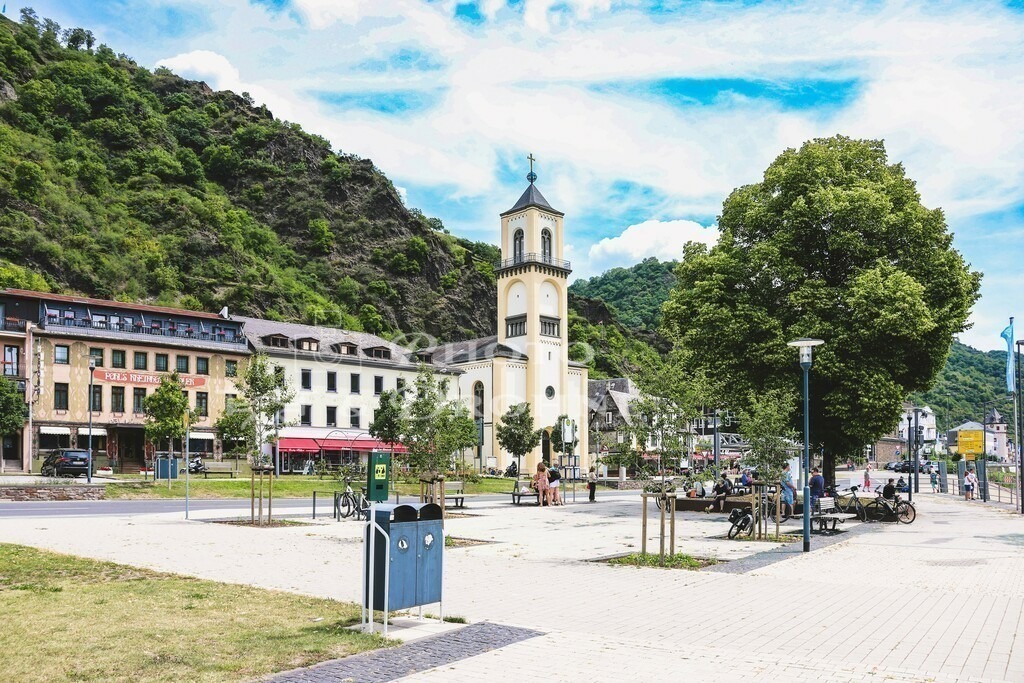 Sankt Goarshausen-9132 | Sanktgoarshausen hat schöne Flächen am Rheinufer geschaffen. Hier kann man flanieren und verweilen. - Realisiert mit Pictrs.com