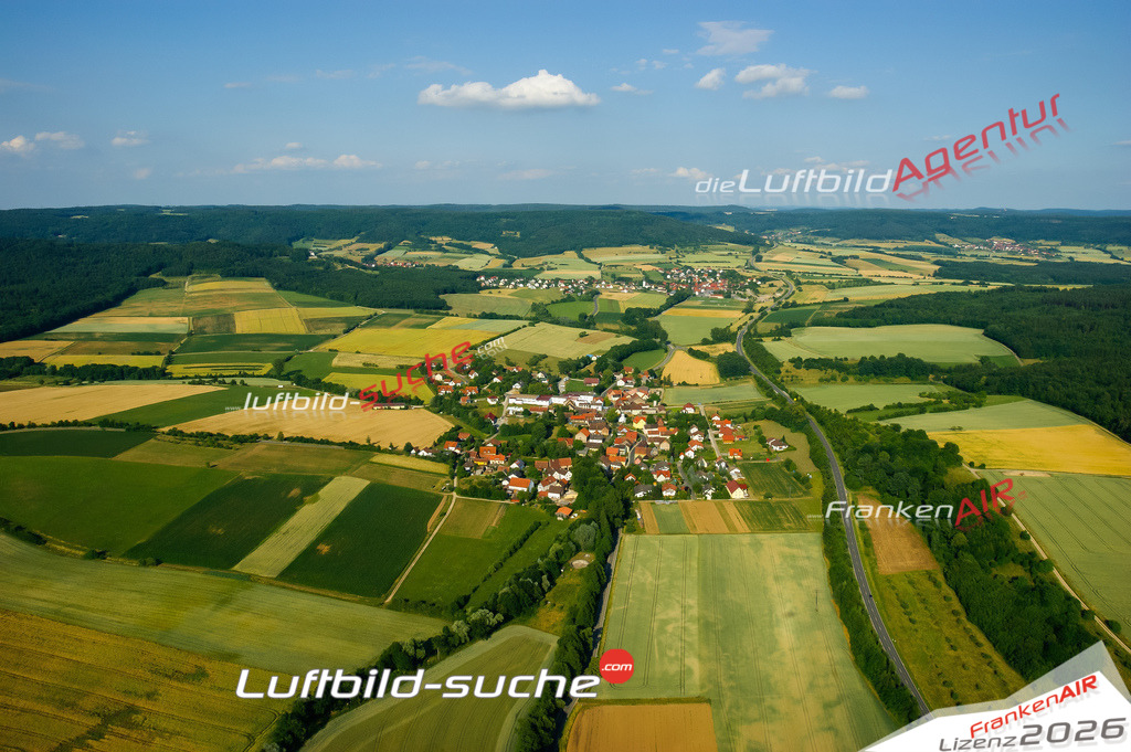 Die Luftaufnahme Dreuschendorf - Buttenheim wurde vom UL-Flugzeug (keine Drohne) aus fotografiert.Hohe Druck- Auflösung-die Geschenkidee!
