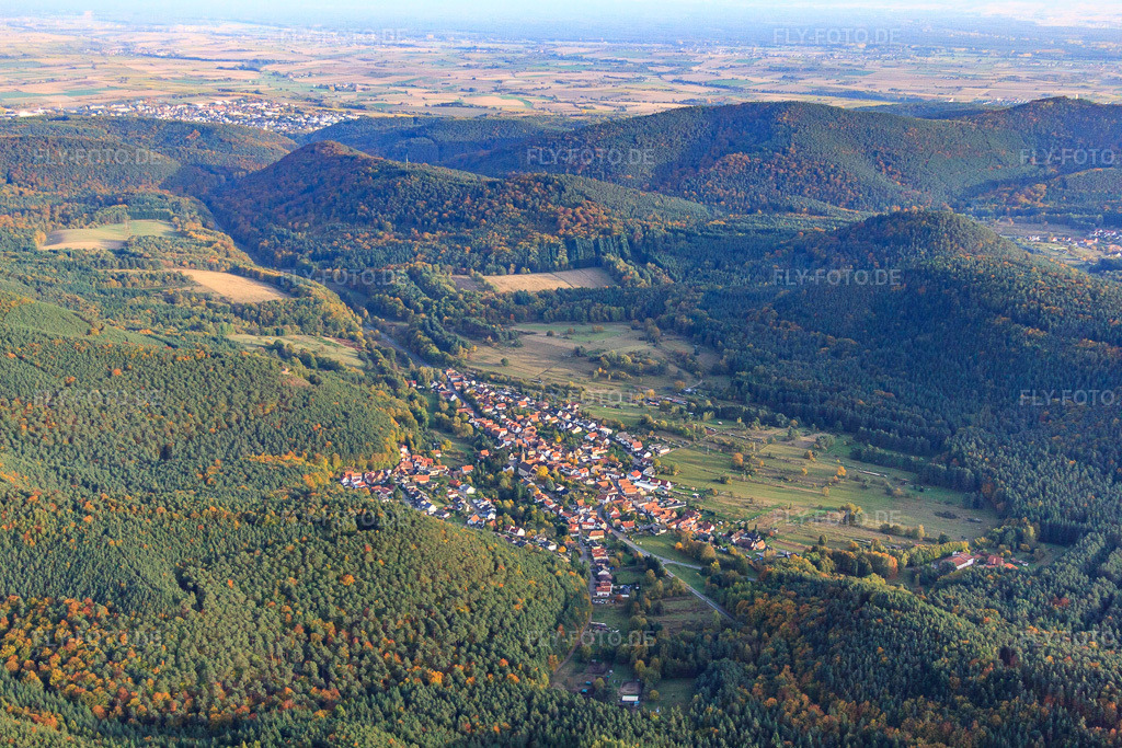Luftbild: Ortsansicht von Westen in Birkenhördt im Bundesland Rheinland-Pfalz in Deutschland. Foto: IMG_53886.jpg vom 20.10.2012 durch Werner Riehm/FLY-FOTO.deAuflösung des Originals: 4752 x 3168 px
