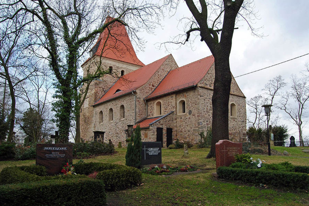 Friedhof Thekla - Kirche Hohen Thekla | Entdecke über 20 Kategorien Leipzig-Motive: Foto-Downloads, hochwertige Poster, Leinwand- & Fine-Art-Prints. Jetzt Lieblingsfoto im Bildlexikon Leipzig Shop bestellen!