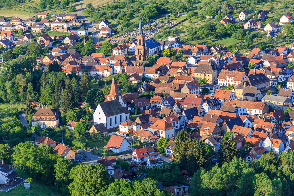 Vue aérienne: Centre du village avec l'église protestante et l'église Saint Jacques à Lembach dans le département Bas Rhin, France.Photo: IMG_080259.jpg prise le 05/06/2015 par Werner Riehm/FLY-FOTO.euRésolution de l'original: 5472 x 3648 px