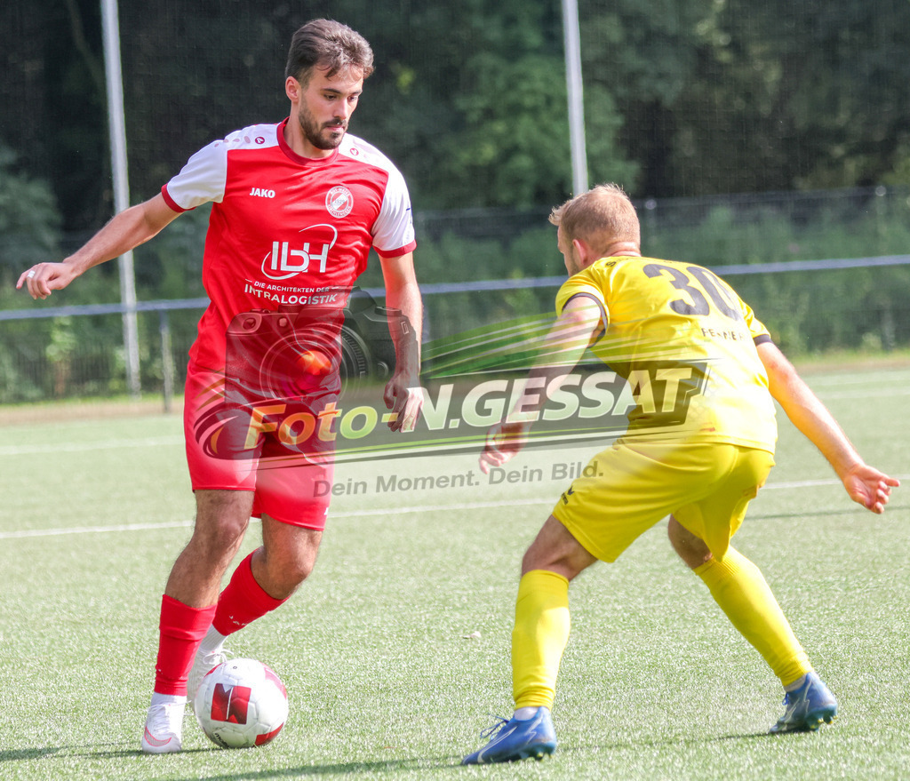 FC RW Kirchlengern - SuS Bad Westernkotten | Auf dem Bild zu sehen: Rot FC RW Kirchlengern: Florent Berisha ; gelb SuS Bad Westernkotten: Jan Penner FC RW Kirchlengern, SuS Bad Westernkotten, Saison 26/27, Westfalenliga, Kirchlengern, Deutschland - Realisiert mit Pictrs.com