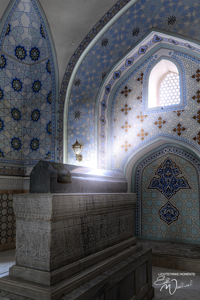 Mausoleum of Sheikh Shamseddin Kulyal, Sharisabz | Herzlich willkommen auf meiner Seite! Ich bin Elke Wallnisch, Deine Fotografin für lichtstarke Momente. Der Name steht für alles, was mich mit der Fotografie verbindet: Das Licht und seine machtvolle Wirkung auf eine Situation oder unsere Stimmung - Realisiert mit Pictrs.com