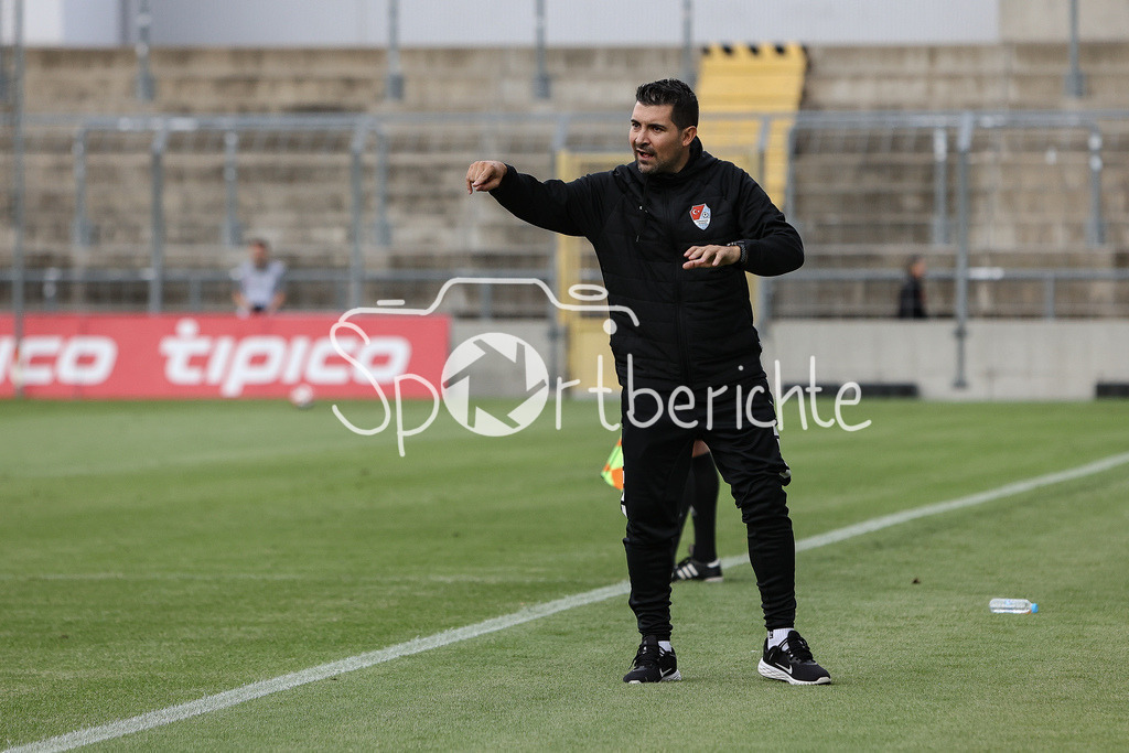FC Bayern Amateure - Türkgücü München | Gaeste Trainer Alper KAYABUNAR in Aktion / Freisteller / Einzelfoto