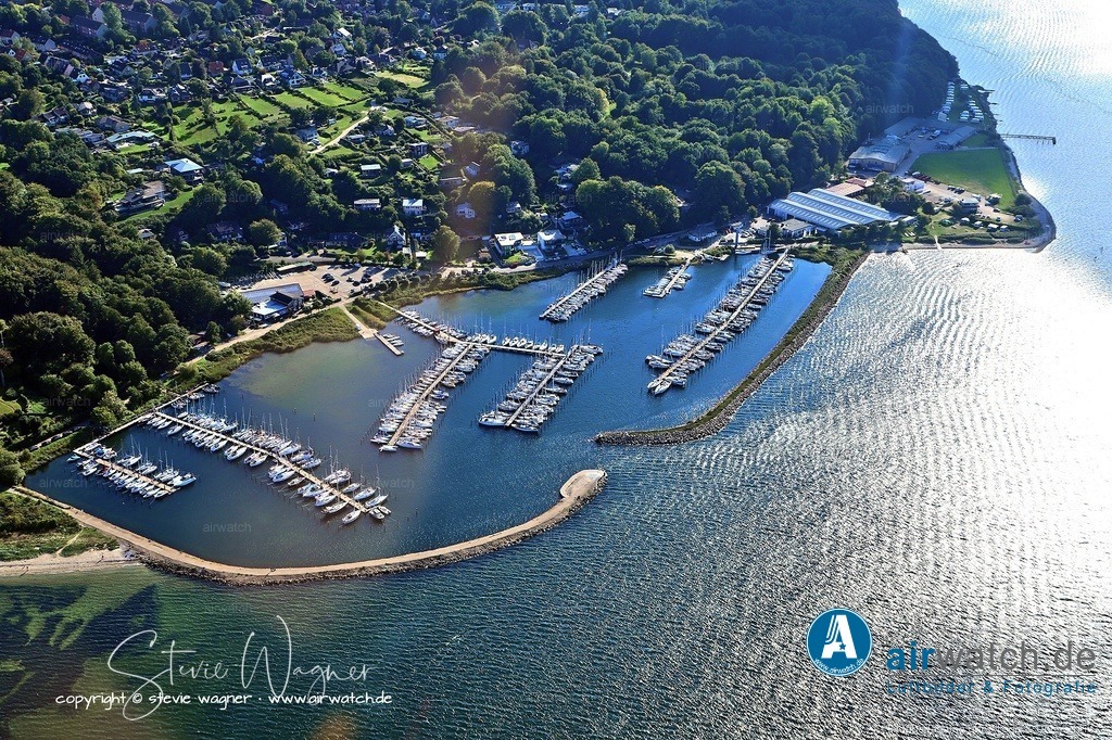 Luftbild Yachthafen Fahrensodde - Der Yachthafen Fahrensodde wurde Anfang der 1960er-Jahre angelegt  | Der Yachthafen Fahrensodde wurde Anfang der 1960er-Jahre angelegt und ist seitdem Sitz zweier Segelvereine: der Segler-Vereinigung Flensburg (SVF) von 1910 und des Segelclubs der dänischen Minderheit Flensborg Yacht Club (FYC), der dort 1963 ein Clubhaus errichtete.