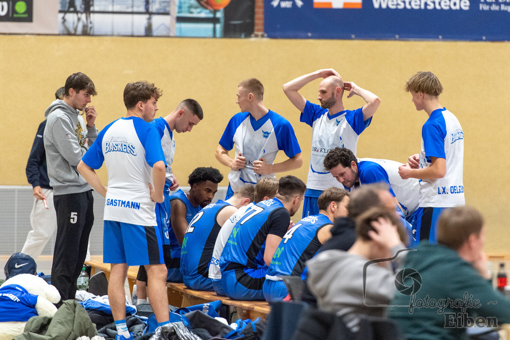 TSG Westerstede-Fortuna Logabirum | Basketball 2. Regionalliga; TSG Westerstede 2 (weiß)- Fortuna Logabirum (blau) am 12.12.2025 in Westerstede (Hössensportzentrum), Photo: Philip Eiben 2025 - Realisiert mit Pictrs.com