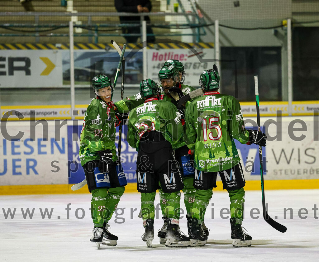 2023-12-17_022_TSV_Erding_gegen_ESC_Kempten | Erding, Deutschland, 17.12.2023:
Eishockey, Bayernliga Vorrunde 2023 / 2024, 18. Spieltag, TSV Erding gegen ESC Kempten, Endergebnis: 5:1

Mark Waldhausen (Erding Gladiators, #27), Erik Modlmayr (Erding Gladiators, #21), Elias Maier (Erding Gladiators, #15)

Foto: Christian Riedel / fotografie-riedel.net