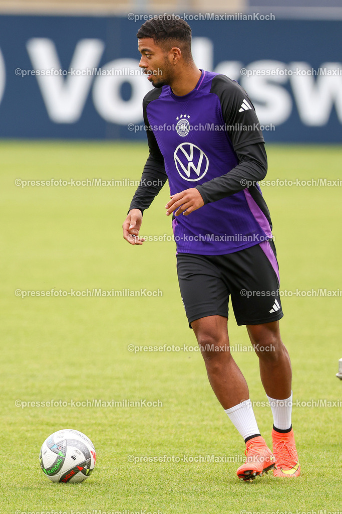 DFB08092402062 | 08.09.2024, Düsseldorf, Fußball, öffentliches Training der DFB Nationalmannschaft Deutschland,  Paul-Janes-Stadion: Benjamin Henrichs (GER #20)DFB regulations prohibit any use of photographs as image sequences and or quasi-video.