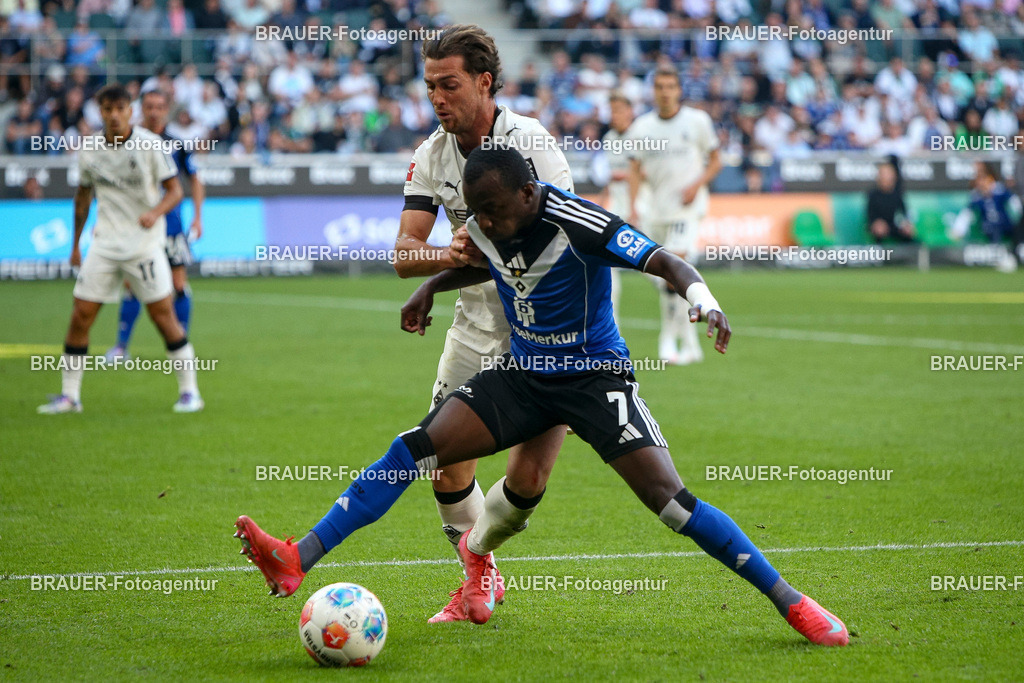 Borussia Mönchengladbach vs Hamburger SV - Bundesliga  | Mönchengladbach, Deutschland, 24.08.25:   Joseph Michael Scally (Borussia Mönchengladbach) und Jean-Luc Dompe (Hamburger SV) im Kampf um den Ball waehrend des Spiels der Bundesliga zwischen Borussia Mönchengladbach vs Hamburger SV im Stadion im Borussia Park(Foto von Brauer-Fotoagentur / Adrian Schlueter)