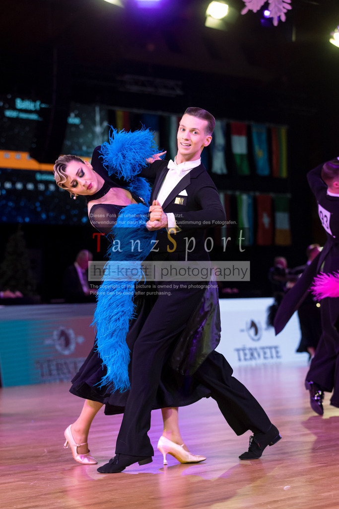 20241215_WDSF_Int_Open_Std-Riga-9585 | Tanzsportbilder, Standardtanz, Lateintanz, WDSF, DTV, LTVB, dancecomp, goc, hessen tanzt, blaues band der spree, walzer, tango, wiener walzer, slowfox, quickstepp, samba, rumba, cha-cha-cha, paso doble. jive, hd-kroft photography, turniertanzsport