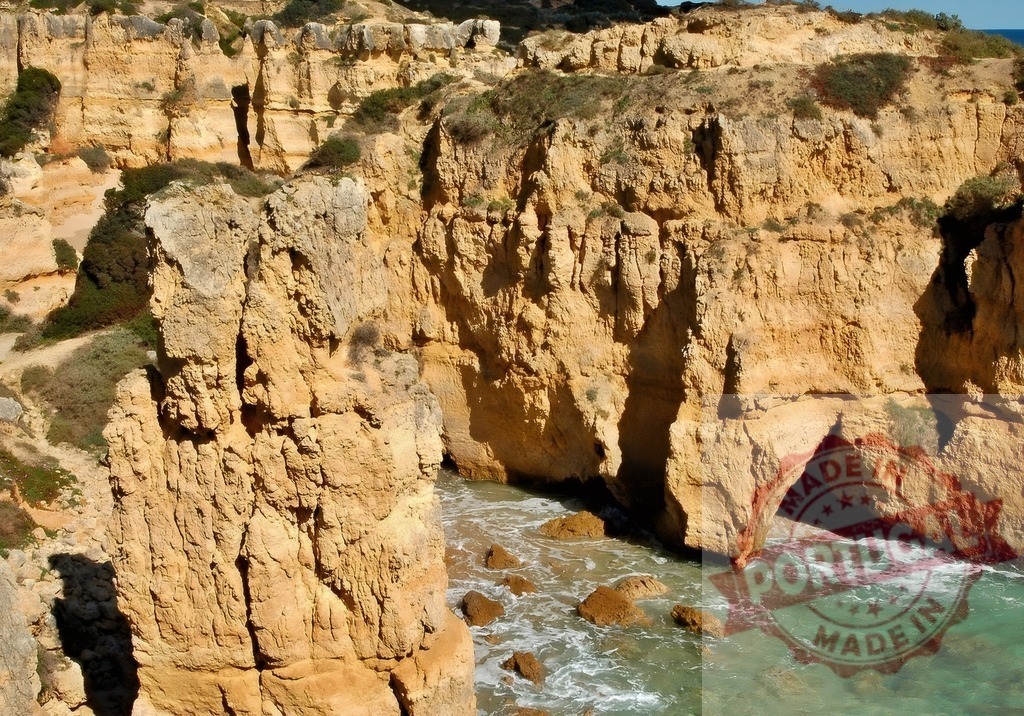 Ponta da Piedade coast with cliffs and sea caves | Algarve's dramatic rock formations, sea caves, and turquoise ocean water - Realisiert mit Pictrs.com