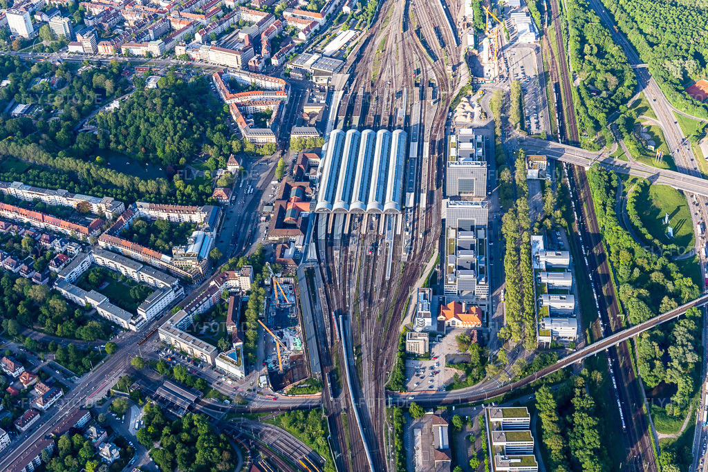 Luftbild: Gleisverlauf und Hauptbahnhofes der Deutschen Bahn. im Ortsteil Südweststadt in Karlsruhe im Bundesland Baden-Württemberg in Deutschland. Foto: IMG_126879.jpg vom 28.05.2021 durch Werner Riehm/FLY-FOTO.de