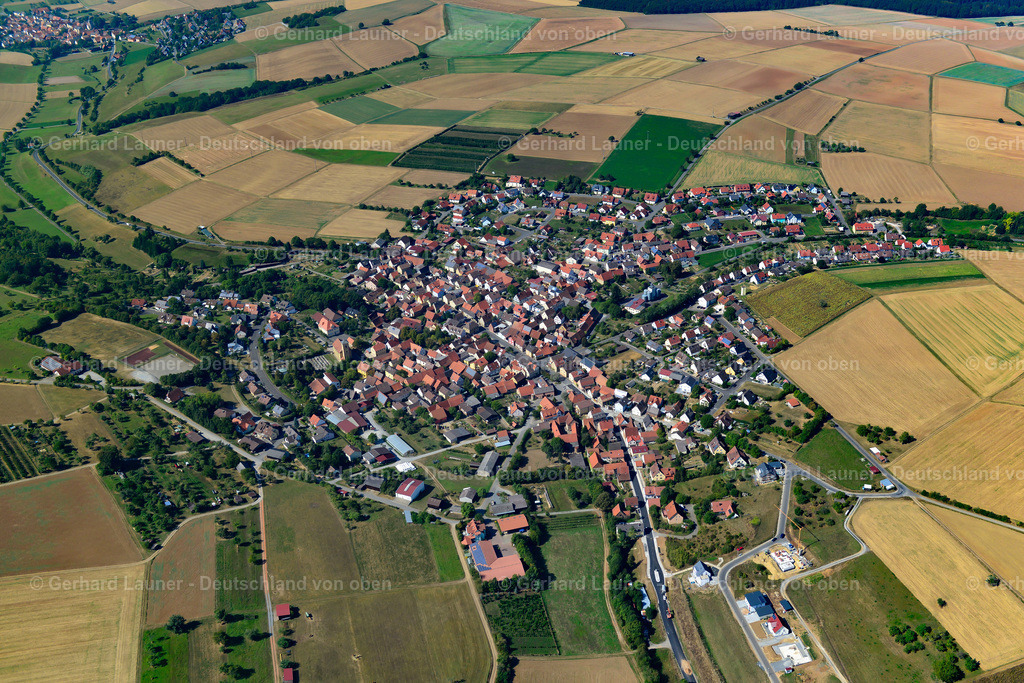 3650584 | OBERALTERTHEIM 13.09.2016 Stadtansicht vom Stadtrand angrenzend an landwirtschaftliche Feldern  in Oberaltertheim im Bundesland Bayern, Deutschland // City view from the outskirts with adjacent agricultural fields  in Oberaltertheim in the state Bavaria, Germany Foto: Gerhard Launer