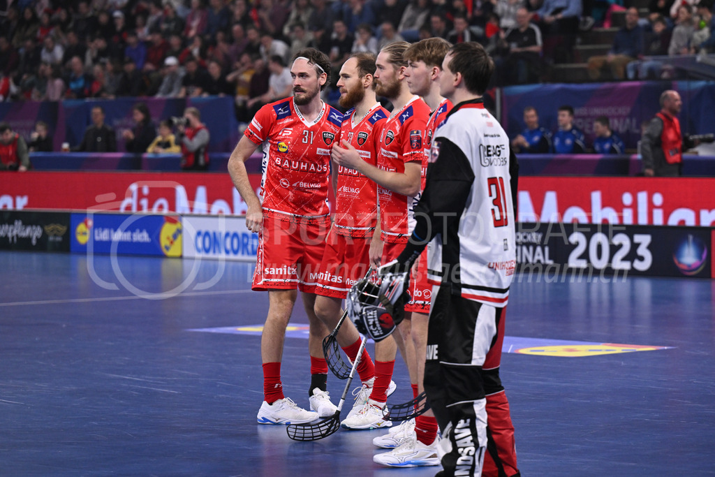 SV Wiler-Ersigen vs Floorball Köniz - 15. April 2023 | SV Wiler-Ersigen vs Floorball Köniz
Stimo Arena, Kloten
Starting Six mit Simon Jirebeck (#31 Floorball Koeniz), Stefan Hutzli (#23 Floorball Koeniz), Otto Lehkosuo (#8 Floorball Koeniz), David Hermle (#21 Floorball Koeniz) und Patrick Eder (#30 Floorball Koeniz).
Bild: Sportfotografie Markus Aeschimann | www.markus-aeschimann.ch - Realisiert mit Pictrs.com