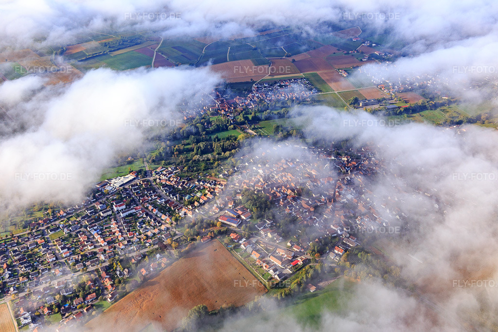 Luftbild: Ortsansicht von Nordosten unter Wolken im Ortsteil Billigheim in Billigheim-Ingenheim im Bundesland Rheinland-Pfalz in Deutschland. Foto: IMG_103774.jpg vom 01.10.2017 durch Werner Riehm/FLY-FOTO.de