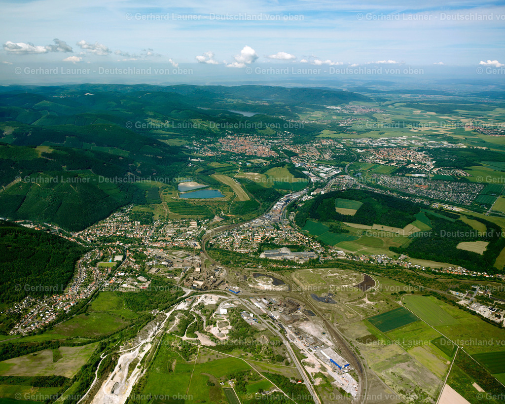 2638016 | Goslar, OKER 09.06.2006 Von Wald und Forstgebieten umgebener Ortskern der Straßen und Häuser und Wohngebiete in Oker im Bundesland Niedersachsen, Deutschland // Surrounded by forest and forest areas center of the streets and houses and residential areas in Oker in the state Lower Saxony, Germany Foto: Gerhard Launer