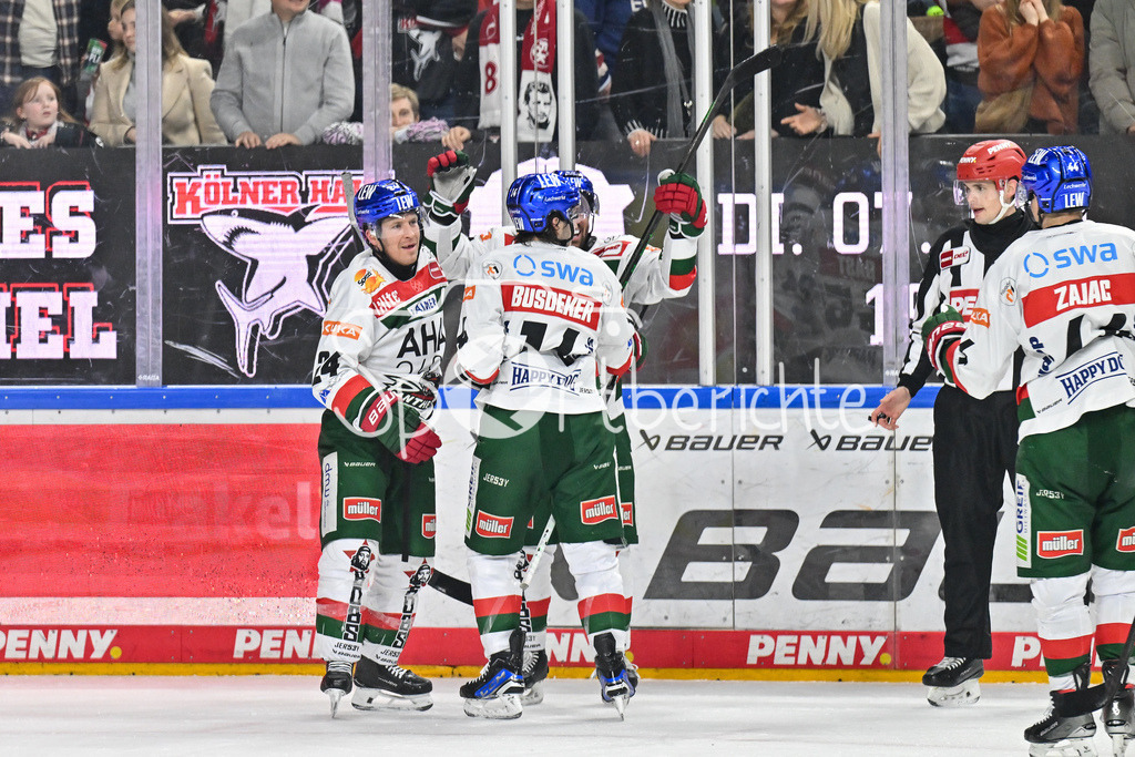Kölner Haie - Augsburger Panther | Jubel der Panther nach dem Treffer zum 1-3 durch T. J. TREVELYAN (Augsburger Panther #24) / Freude / happy / Tor / torschuetze / DEL: Koelner Haie - Augsburger Panther, Lanxess Arena am 05.01.2025